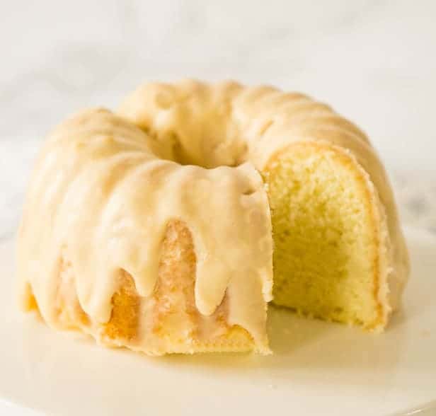 Beautiful Christmas Bundt Cakes to Make This Year