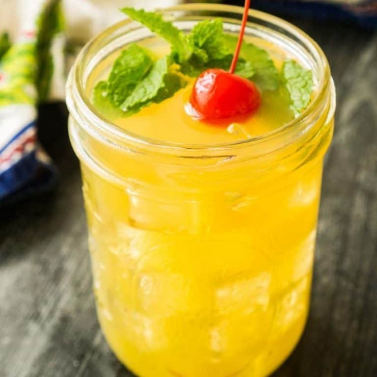 How to Make the Perfect Spiced Rum and Pineapple Juice Cocktail
