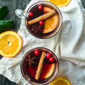 2 cups mulled wine with orange slilces