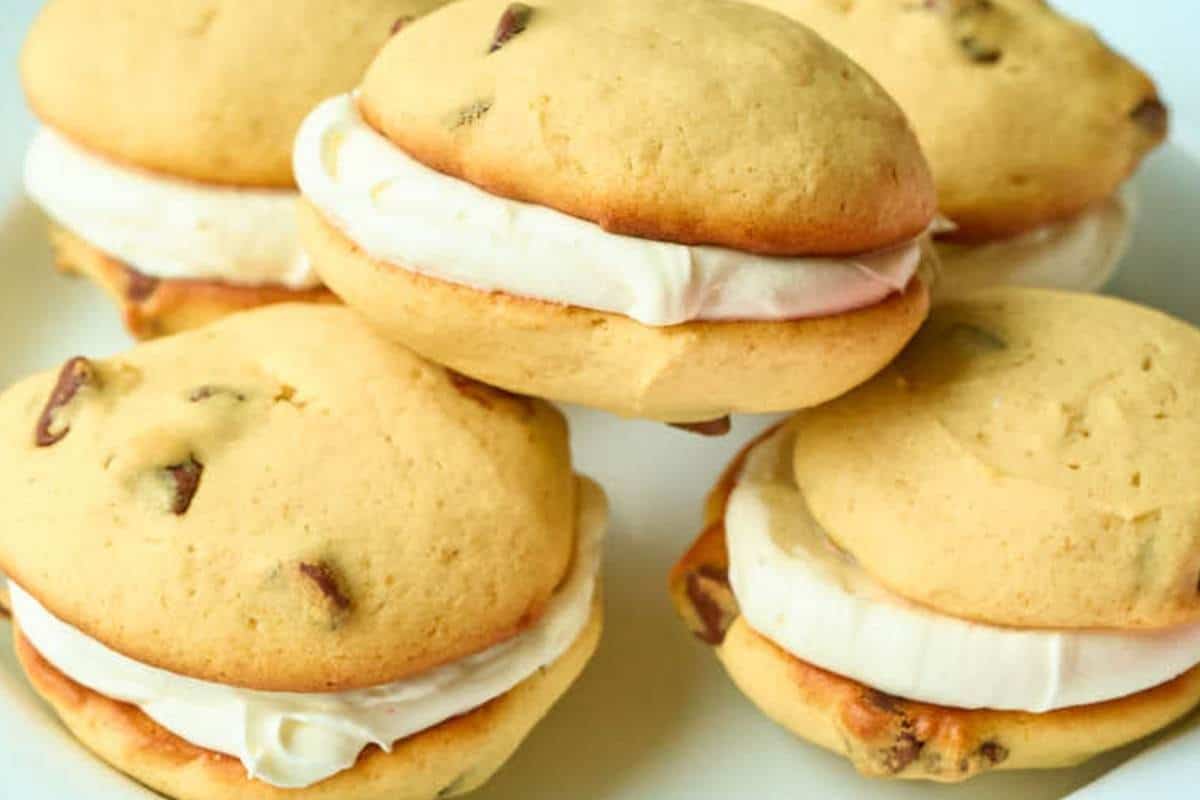 https://heartscontentfarmhouse.com/wp-content/uploads/2022/03/whoopie-pie-filling-hero.jpg