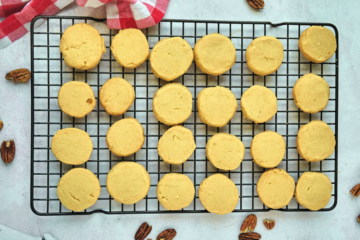 baked cookies on rack.
