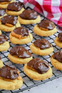 1 dozen cookies on wire rack.