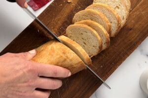 slicing baguette