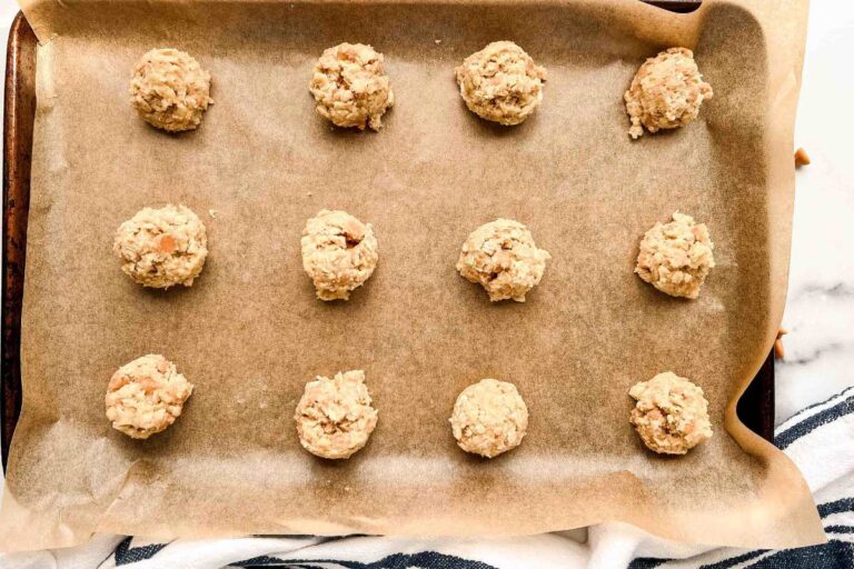 shaped balls of cookie dough.